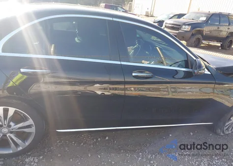 2016 Mercedes-Benz C 300 z USA, uszkodzony, nr VIN 55SWF4JB5GU131936